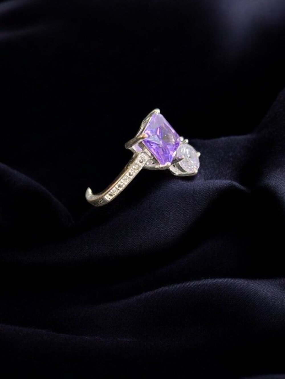 Vintage AVON NVC Silvertone Amethyst Gemstone Rhinestone Ring Size 7.5 Adjustabl - Picture 2 of 4